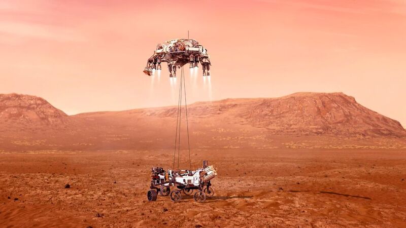 Das „Sky-Crane-Manöver“ ein: Nach dem Ausklappen der sechs Räder wird der Rover von der Größe eines Kleinwagens und einer Masse von 1025 Kilogramm an drei sich abrollenden Nylonseilen 7,6 Meter von diesem „Himmelskran“ unter die Landestufe abgesenkt. Wenn Perseverance Bodenkontakt zur Abstiegsstufe meldet und der Rover im Jezero-Krater steht, durchtrennen pyrotechnisch gezündete Klingen die Seile.  (NASA/JPL-Catech)