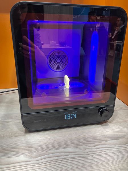 Wie Anwender SLA-Drucke blitzschnell nachbeareiten können zeigte Formlabs mit dem Form Cure an seinem Stand in Halle 17. Damit lassen sich die SLA-Drucke nachhärten, die die Druckteile auf molekularer Ebene verbessert. Dabei verwendet der Form Cure leistungsstarke LEDs, Konvektionserhitzung und validierte Voreinstellungen. Das 405-nm-Licht löst eine Reaktion aus, die Querverbindungen zwischen den individuellen Polymeren erzeugt. So entsteht ein vernetztes, isotropes und vollkommen dichtes Teil. (Bild: VCG/Juliana Pfeiffer)