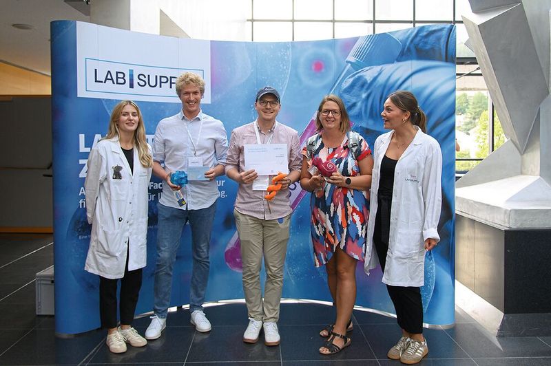 Außerdem gibt es weitere Plüschmikroben sowie einen 40 Euro Wunschgutschein für den persönlichen Bedarf zu gewinnen. Voraussetzung ist ein ausgefüller Gewinnspielzettel sowie die  Anwesenheit bei der Ziehung um 15:30 Uhr. (Bild: Stefan Stark)