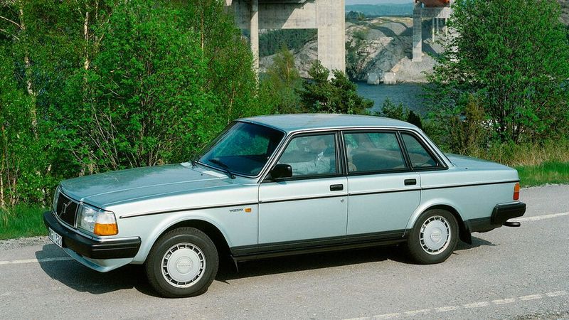 Mitte 1982 erfolgten zahlreiche Änderungen: Der 240 bekam den Kühlergrill des größeren 260, Seitenblinker auf den vorderen Kotflügeln und komplett neue Stoßstangen, deutlich weniger auftragend. 1985 erfolgten nochmals Detailänderungen wie neue Sitze und eine letzte Überarbeitung im Jahre 1988.  (Bild: Volvo)