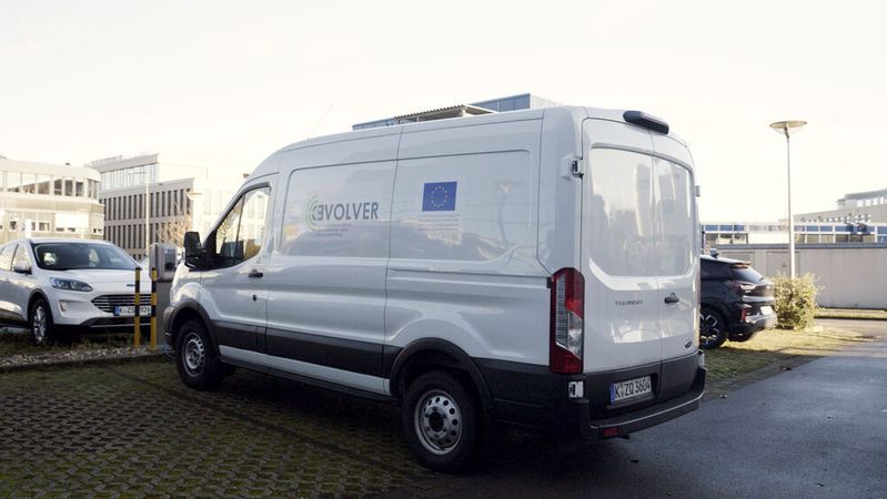Tausende elektrisch betriebener Transits müssen von den Servicepartnern überprüft werden. (Bild:  Autoren-Union Mobilität/Ford)