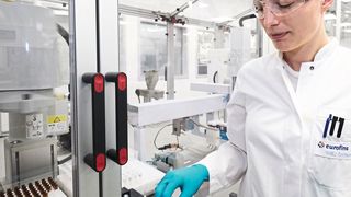 Abb.1: Robotik-Lösungen von ABB unterstützen Labormitarbeiter bei der Probenanalyse. (ABB, Eurofins, Hauke Hass)