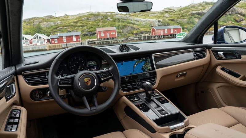 Die neuen Multifunktions- und GT-Sportlenkräder stammen vom aktuellen 911. (Bild:Porsche)