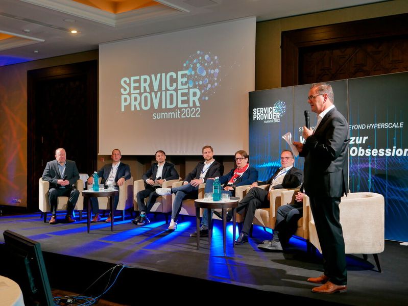 Werner Nieberle (Vogel IT-Medien) stellt zusammen mit Michael Hase (IT-BUSINESS) die Frage „Wie entwickeln sich die Lizenzmodelle der Vendoren aus Sicht der Service Provider?“ Antworten lieferten souverän und kritisch v. l. Andreas Braidt (Hartl Group), Christian Heit (Quality Hosting), Daniel Hammler (Förster IT),  Yves Sandfort (comdivision),  Christoph van Lück (ECHO eG) und Heimon Hinze (Dr. Netik & Partner). (Bild: Vogel IT-Medien GmbH)