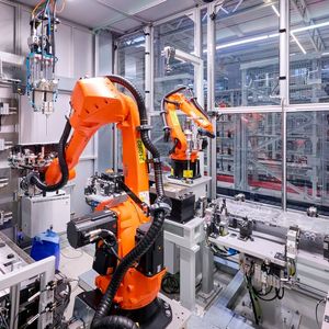 Startklar für die Serie: Die nahezu vollautomatisierte Fertigung der zentralen Steuereinheit für die Neue Klasse „made in Landshut“.(Bild:  BMW)