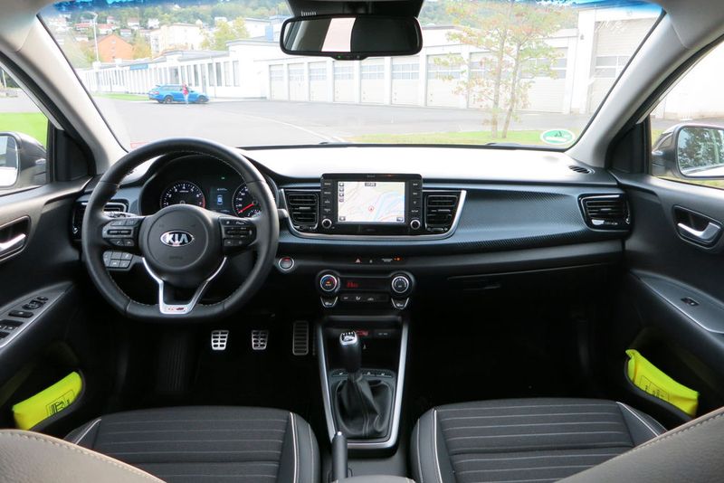 Trotz vieler Funktionen aufgeräumt: Der Arbeitsplatz des Kleinwagens. (Bild: Schreiner/»kfz-betrieb«)