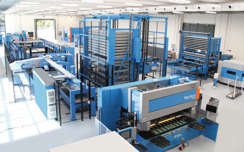 Der helle Showroom in Collegno bei Turin bietet Platz für elf Maschinen, darunter eine ganze Produktionslinie (links). (Bild: Prima Power)