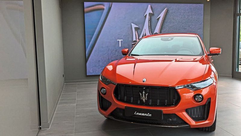 Oppel setzt die italienischen Premiumfahrzeuge jetzt über ein spekatuläres Lichtkonzept in Szene. (Bild: Oppel)