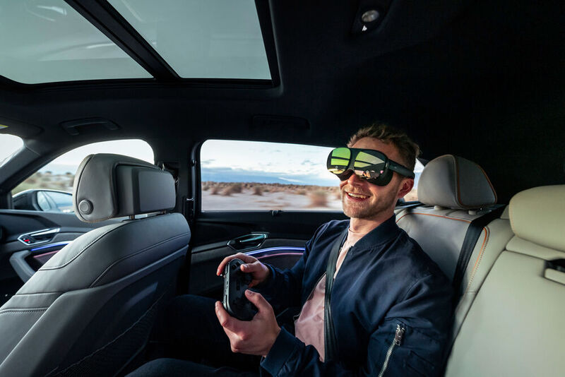 Audi setzt die VR-Technik im Fahrzeug gemeinsam mit Holoride um.