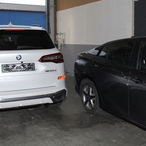 Eine französische Autovermietung verlor diesen BMW X5 M50d im Wert von rund 100.000 Euro an die Autoschieberbande.(Bild:  Polizei Osnabrück)