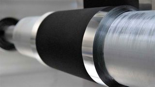 Blick in die Beschichtungsanlage, die neuartige Elektroden für Batterien auf Nanocarbonbasis schafft. Die Technik hat Nanoramics entwickelt. Sie gilt als bahnbrechend. Lesen Sie, warum. (Nanoramics / Fascap System Corp.)