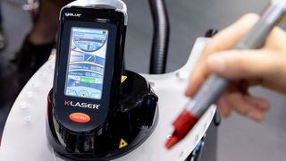 Im Projekt „MobDi – Mobile Desinfektion“ wird ein Roboter entwickelt, der Oberflächen automatisiert reinigen und desinfizieren soll. Dabei wird unter anderem auch kaltes Plasma eingesetzt. (Bild: Messe Düsseldorf/Andreas Wiese)