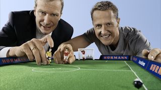 Rennprofi Michael Schumacher (rechts) wird neuer Markenbotschafter der Hörmann KG. (Bild: Hörmann)
