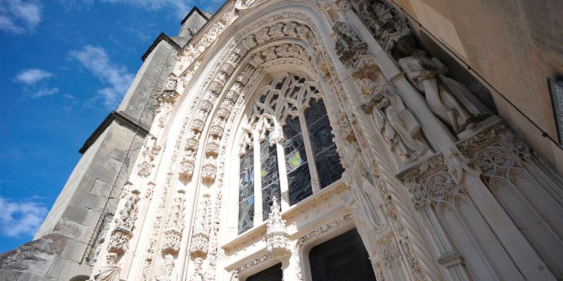 Mit seinen kunstvollen Schnitzereien und der vielschichtigen Materialgeschichte spiegelt das Montfalcon-Portal 750 Jahre Entwicklung der Lausanner Kathedrale wider. Heute entwickeln ETH-Forschende digitale Methoden, um den Zerfall des Gesteins zu überwachen, Restaurierungen zu begleiten und die Zusammenarbeit zwischen Disziplinen des Kulturerbes zu stärken.  (Bild: Yamini Patankar / Professur für Physikalische Chemie von Baustoffen)