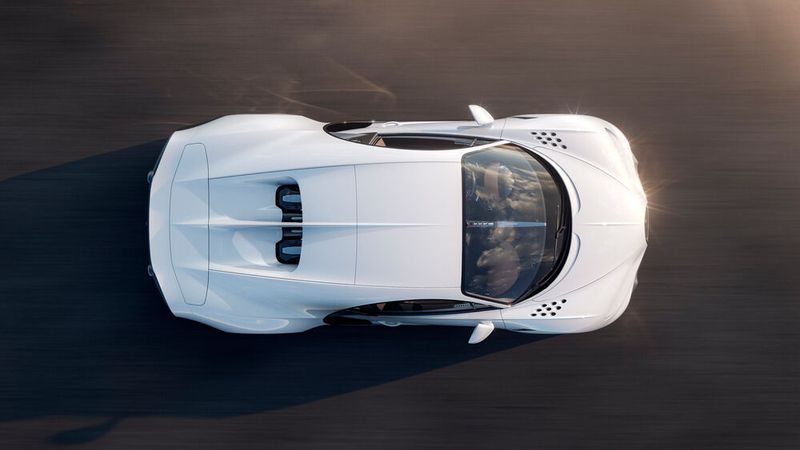 Die neue Aerodynamik ist vor allem am um 25 Zentimeter gestreckten Heck zu erkennen.  (Bild: Bugatti)