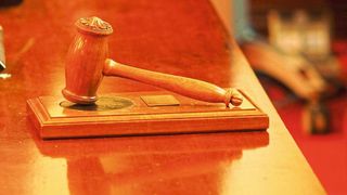 Das Oberverwaltungsgericht des Saarlandes sieht den Grundsatz der Gleichheit nicht gewahrt, wenn einzelne Branche des Einzelhandels bevorzugt werden.  (Bild: gemeinfrei)