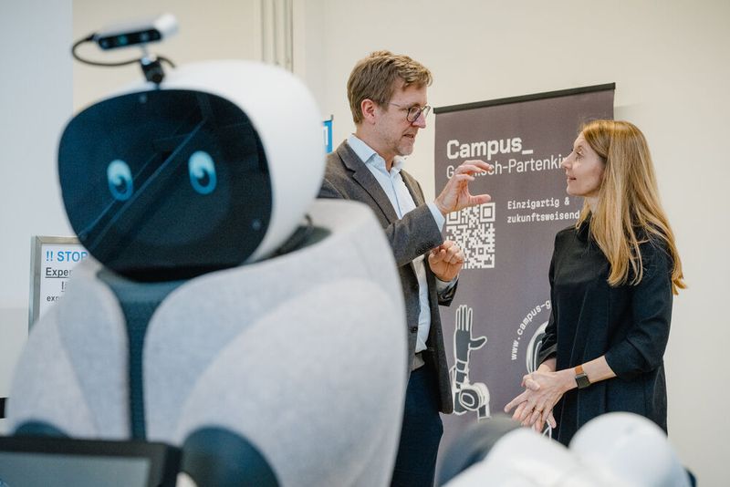 Prof. Annette Diefenthaler und Prof. Alexander König diskutieren über den neuen Assistenzroboter. Forschungszentrum Geriatronik, Garmisch. (Bild: Max Merget)