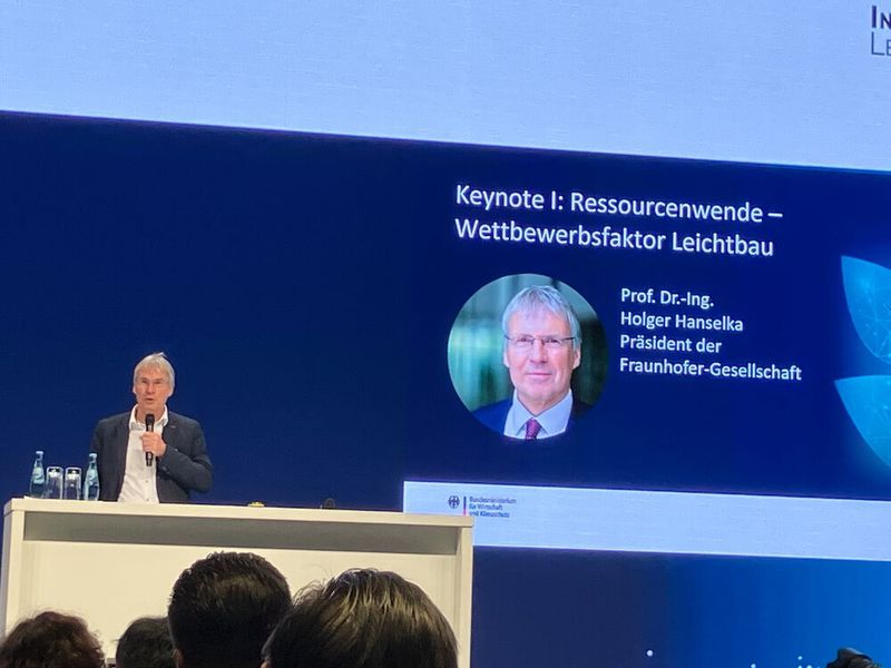 „Den CO2-Footprint niedrig halten – das ist die größte Herausforderung für den Leichtbau“, mit diesen Worten eröffnete Prof.-Dr.-Ing. Holger Hanselka, Päsident der Fraunhofer-Gesellschaft, den 5. Lightweighting Summit des Bundesministeriums für Wirtschaft und Klimaschutz (BMWK), der parallel zur Hannover Messe stattgefunden hat. (Bild: Juliana Pfeiffer/VCG)