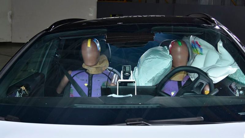 Euro-NCAP hat neue Prüfkriterien entwickelt – zwei E-Autos haben bereits fünf Sterne im neuen Testverfahren erhalten. (Bild:  Euro-NCAP)