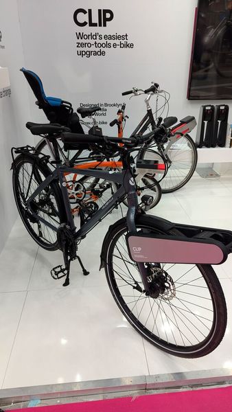 Aus New York nach Frankfurt brachte dieser Mann seine Erfindung mit: Ein mit wenigen Handgriffen an jedes normale Fahrrad adaptierbarer E-Antrieb. Preis in den USA: rund 400 Dollar. (Bild: Dominsky – VCG)