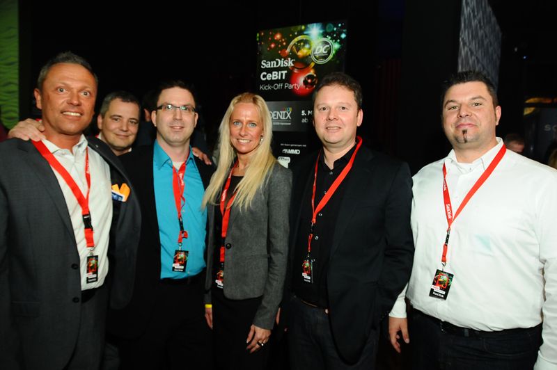 v.l. Thomas Lantermann (Api), Stefan Riede (Berlet), Kosta Skerletopoulos und Sylvia de Maeyer (Api) und Markus Lux und Marco Ernst (Conrad Electronic) (IT-BUSINESS)