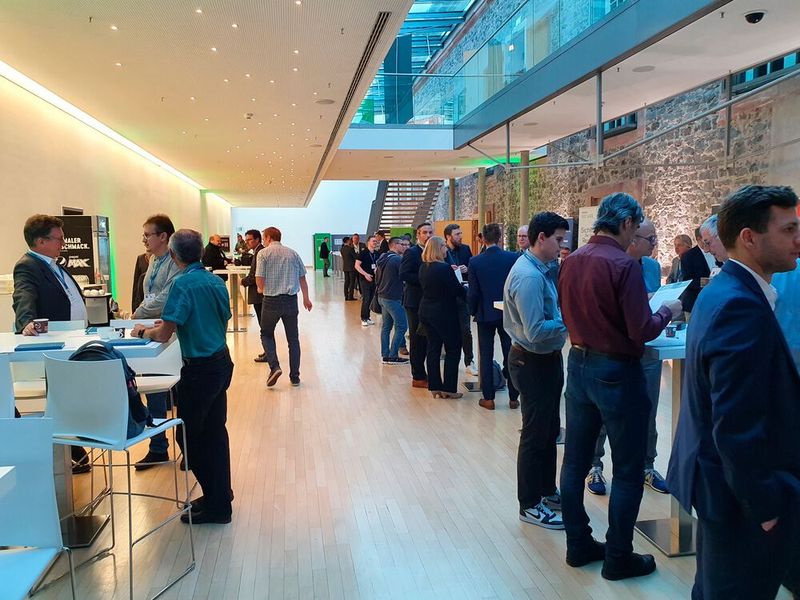 An den Herstellerständen standen die IT-Experten für tiefergreifende Informationen zur Verfügung. (Bild: Vogel IT-Medien)