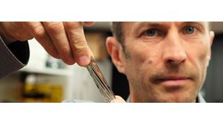 Das Rekordband: IBM-Wissenschaftler Mark Lantz hält einen Bandschnipsel mit der Fläche von einem Quadratzoll in die Kamera. Auf dieser Fläche lassen sich mit dem aktuell entwickelten Verfahren 201 Gigabyte Daten speichern.  (IBM Research)