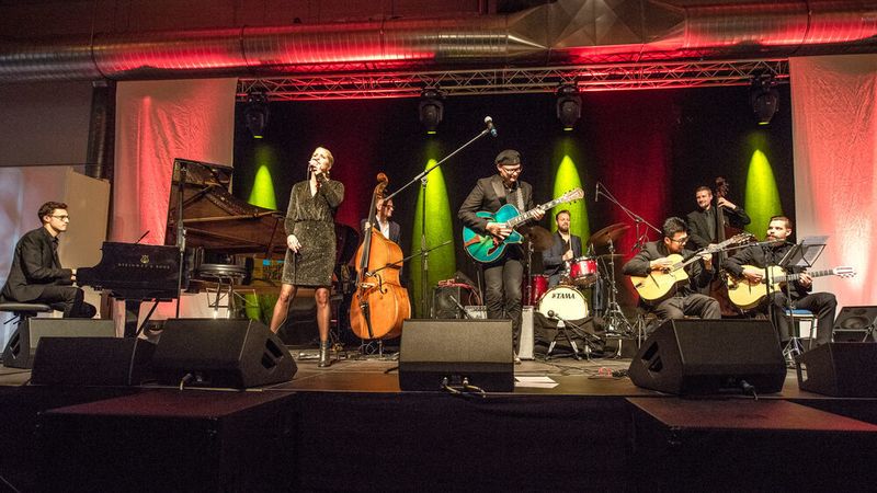 Ausnahmegitarrist Torsten Goods und Jazzsängerin Viktoria Tolstoy tauchten das ausverkaufte Vogel Convention Center in eine vielgestaltige Welt aus „Guitar & Vocal at its best“. (Katrin Heyer Photographie)