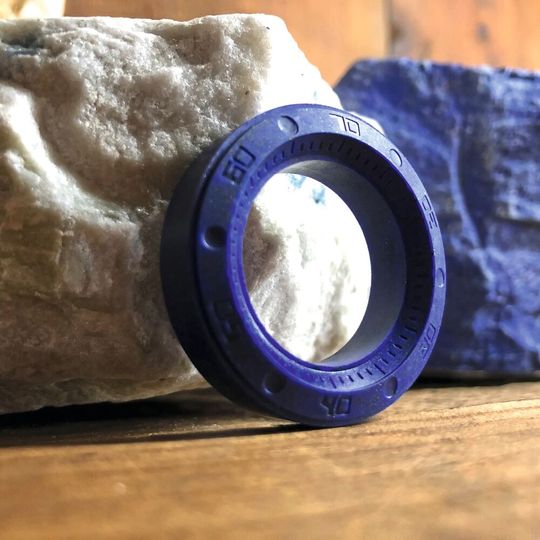 Coupée, non meulée : cette carrure en lapis-lazuli illustre la précision de la technologie UDC (Ultra Diamond Coating) sur les matières les plus fragiles.(Source :  Union Tool)