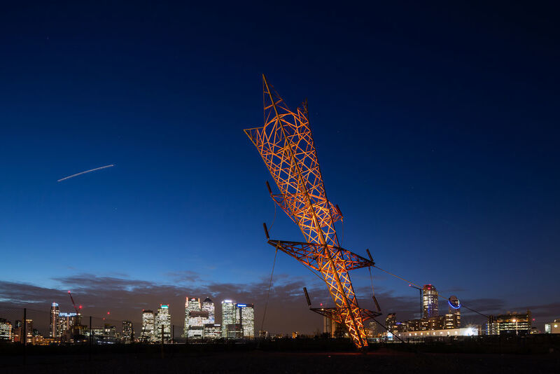 „A Bullet from a Shooting Star“ heißt der 35 m hohe, auf den Kopf gestellte Hochspannungsmast des britischen Künstlers und Designers Alex Chinneck. (Bíld: Seam Lightning)