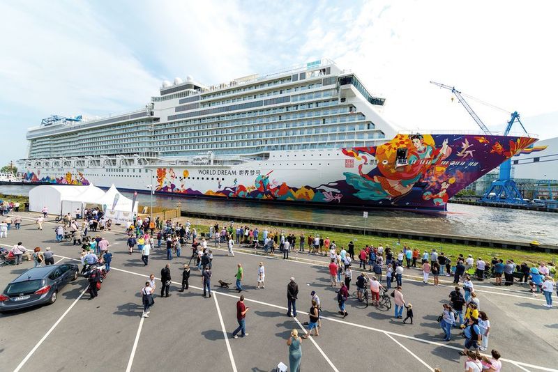 Nach dem Ausdocken wird das Schiff an der Pier im Werfthafen festmachen, wo die Montage des Schornsteins erfolgt. Am Ausrüstungskai der Meyer Werft werden in den darauf folgenden Tagen die letzten Arbeiten und Erprobungen am Schiff durchgeführt. (MEYER WERFT / M. Wessels)