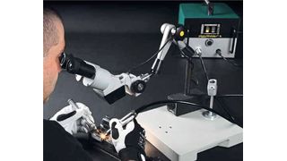 Das Handstück des Piggy-Welders berühre im Gegensatz zum herkömmlichen WIG-Schweißen mit der Elektrode die Stelle, an der der Schweißpunkt gesetzt werden soll. (Bild: Die Sparschweine)