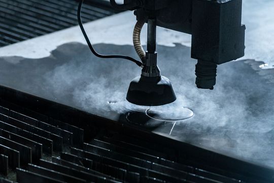 Wer schnell 2D-Teile aus Blech braucht und dann auch noch den genauen Preis dazu, der ist bei der neuen KI-Plattform von Thyssenkrupp Materials Services genau richtig ...(Bild:  Thyssenkrupp Bautechnik)