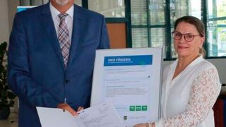Staatssekretär Stefan Brangs überreicht Gabriela Msuya, Geschäftsführerin Kfz-Innung Region Dresden, einen Fördermittelbescheid.  (Kfz-Innung Region Dresden)