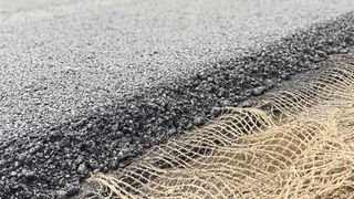 Das im Asphalt eingebettete Sensorgewebe soll kontinuierlich Messwerte liefern, aus denen sich Aussagen über den internen Zustand der Asphalttragschicht ableiten lassen. (Bild: Fraunhofer WKI)
