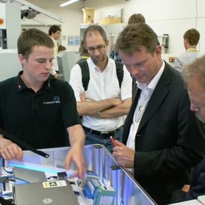 Am Juryworkshop lassen sich die Juroren die Projekte in allen Einzelheiten erklären.