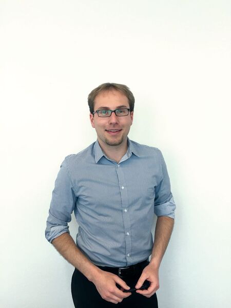 Frage: Wie gelingt es zuverlässig und wirtschaftlich eine lange Lebensdauer bei Komponenten für die Handhabung abrasiver Schüttgüter zu erzielen? Antwort von Markus Locher, Coperion: „Mit einem eigens entwickelten und passend für die jeweilige Anwendung abgestuften Verschleißschutzkonzept, genannt Duro Protect. Diese Entwicklung basiert nicht nur auf der Analyse von Verschleißmechanismen bei Komponenten, z.B. Zellenradschleusen oder Weichen, sondern auch der sys  tematischen Untersuchung bezüglich Wirksamkeit verschleißresistenter Werkstoffe. Diese wurden hinsichtlich Widerstandsfähigkeit sogar noch weiter im mechanischen Aufbau und der chemischen Zusammensetzung optimiert. Ebenso tragen besondere konstruktive Merkmale zusätzlich zur Lebensdauer bei und eine große, wachsende Stückzahl im Markt – nicht nur allein in den Hauptindustrien Zementherstellung, Kalkherstellung und Kraftwerke – belegen sichtbar den Nutzen für unsere Kunden. Bei Einsatz in pneumatischen Fördersystemen mit bis zu 1,5 bar Druckdifferenz (auch bei höchstabrasiven Pulvern wie Zement, Flugasche oder Kohle) lassen sich im Vergleich zu anderen Technologien teils sogar so große Energieeinsparungen erzielen, dass sich die Zellenradschleuse von selbst innerhalb eines überschaubaren Zeitraums amortisiert. Aufgrund des außerordentlichen Fachwissen und der Erfahrung von Coperion mit über 14  000 Schüttgütern können sich Kunden von Komponenten mit Duro  Protect-Verschleißschutz jederzeit auf eine lange Standzeit und hohe Verfügbarkeit verlassen.“ (Bild: Coperion)