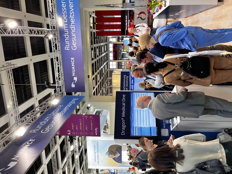 Messerundgang: Nuance mit der Spracherkennungssoftware „Dragon Medical One“. (su)