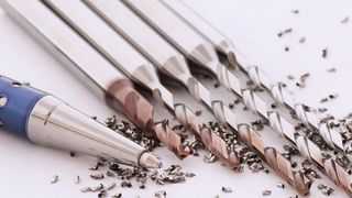 Ein Bohrstoss genügt (kein Entspänen) für eine Bohrung bis 20 x d mit diesen neuen Bohrern im Durchmesserbereich von 1 bis 
6 mm – dank effizienter Innenkühlung. (Mikron Tool)