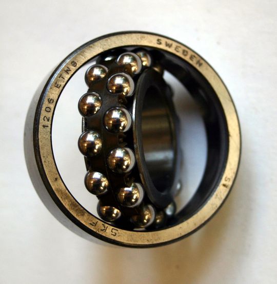 Pendelkugellager gleichen eine kleine Schiefstellung zwischen dem Außen- und Innenring aus. (Bild:  Wingquist bearing00 /Androstachys / CC BY-SA 3.0)