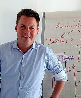 Oliver Dörmann, Geschäftsführer der Walter Neff GmbH Maschinenbau in Karlsruhe: „Unser Thema zur Euroblech 2016 wird das „Retrofitting“ sein, das wir an einer älteren Neff-Presse am Messestand präsentieren. Dort zeigen wir, was alles möglich ist.“ (Kuhn)
