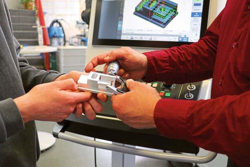 Ist das Bauteil fertig, gilt es nur noch, die Maßhaltigkeit zu prüfen. Dabei zahlt sich der stabile Maschinenaufbau und das absolute Wegmesssystem der FPS-Dualmaster-Baureihe aus. Die Maschinen weisen bei Kreisformtests eine Präzision von unter einem Hundertstelmillimeter nach. (Bild: FPS Werkzeugmaschinen)