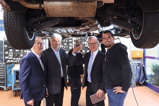 Gemeinsam für die Dieselnachrüstung: (v. li.) Dietrich Kloz (Autohaus Felix Kloz), Regierungspräsident Wolfgang Reimer, Christian Reher (Kfz-Innung Region Stuttgart) und Dr. Martin Pley.(Bild:  Simon/»kfz-betrieb«)