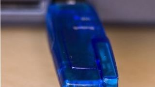 Ist der Anschluss eines Bluetooth-Dongles in einen Computer als registrierungspflichtiges Produkt anzusehen?  ( Andreas Morlok  / pixelio.de)