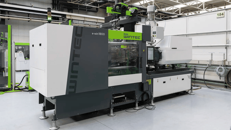 Die Komplettlösung aus Wintec e-win 1800 und neuem Viper 6 vereint Spritzgießmaschine und Automation in einer aufeinander abgestimmten Fertigungszelle.(Bild:  Engel)