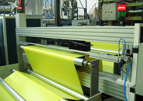 Bild 5: Dieses Gerät misst die Dicke von Folien. Damit die Leitungen nicht knicken, sondern sauber geführt werden, wurde eine Energiekette verwendet. Diese sichert nun die hohe Verfügbarkeit der Anlage und reduziert die Wartungskosten. (Bild: POLON-IZOT)