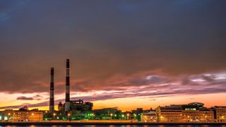 In industriellen Großanlagen ist es notwendig, die Stoffströme permanent zu überwachen. Die Bestimmung des TOC ist hier ein wichtiger Parameter. (Bild: Pexels/Egor Kamelev)