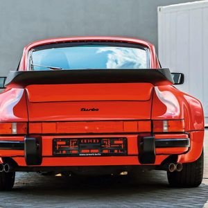 In den 1970er-Jahren hatte Porsche Erfahrungen und Erfolge mit Turboladern bei Rennwagen gesammelt. Die flossen ab 1974 auch in die Serienproduktion ein, als die Stuttgarter den unter der internen Nummer 930 entwickelten Porsche 911 Turbo auf dem Pariser Automobilsalon präsentierten. (Bild:  Kickdown)