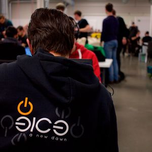 Das Zusammenkommen stand beim Easterhegg ganz klar im Vordergrund: Gleichgesinnte treffen, Programmieren, sich austauschen. Viele der Teilnehmer trugen T-Shirts oder Pullover der letzten großen CCC-Kongresse: Beispielsweise vom 31. Chaos Communication Congress in Hamburg.(Bild:  Industry of Things/Sebastian Schug)