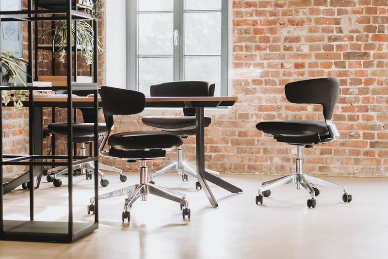 Ein Sitzgefühl, das bewegt: Der neue Bürostuhl Trofeo fördert aktives Sitzen bei hohem Komfort. (Bild: Inwerk)